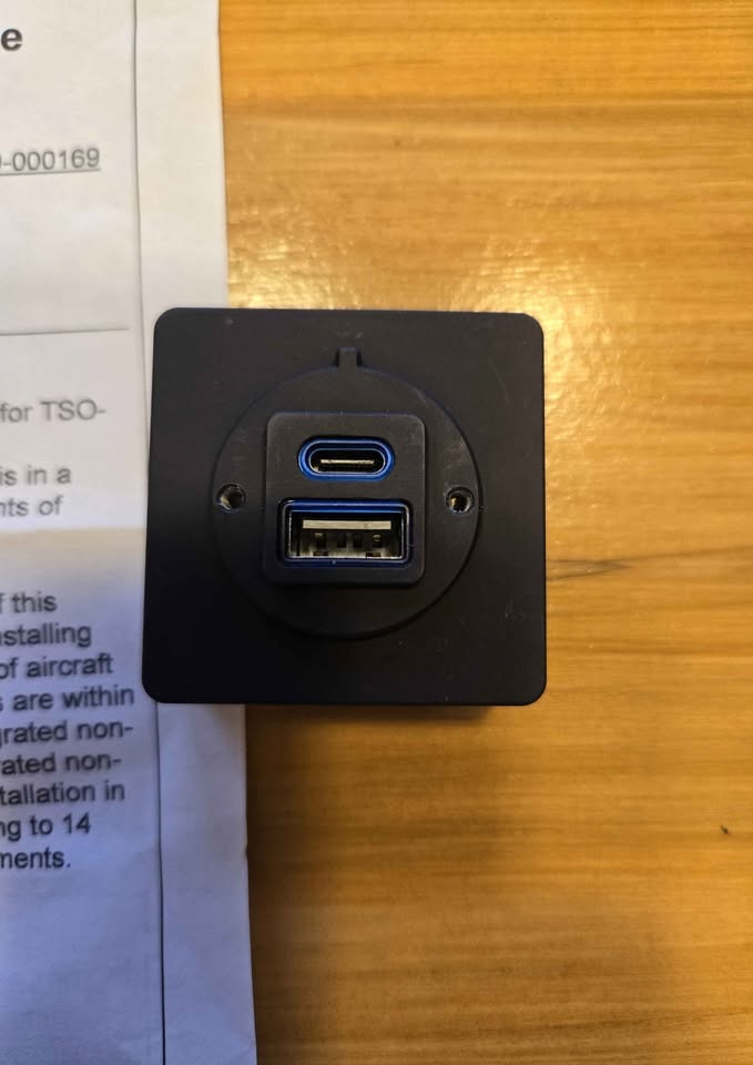  - USB-C_USB-A Stratus Power Pro